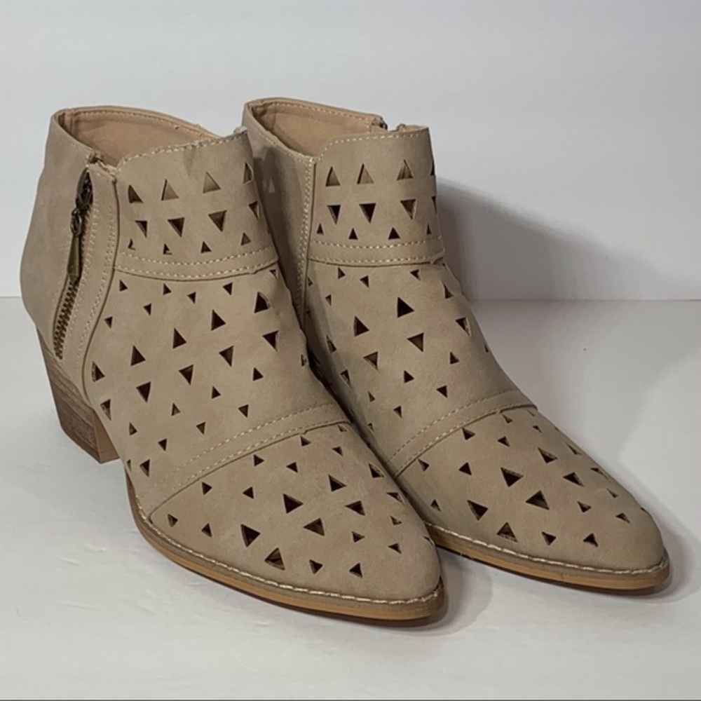 NWOT Yoki Kylie Geometric Cutout‎ Bootie